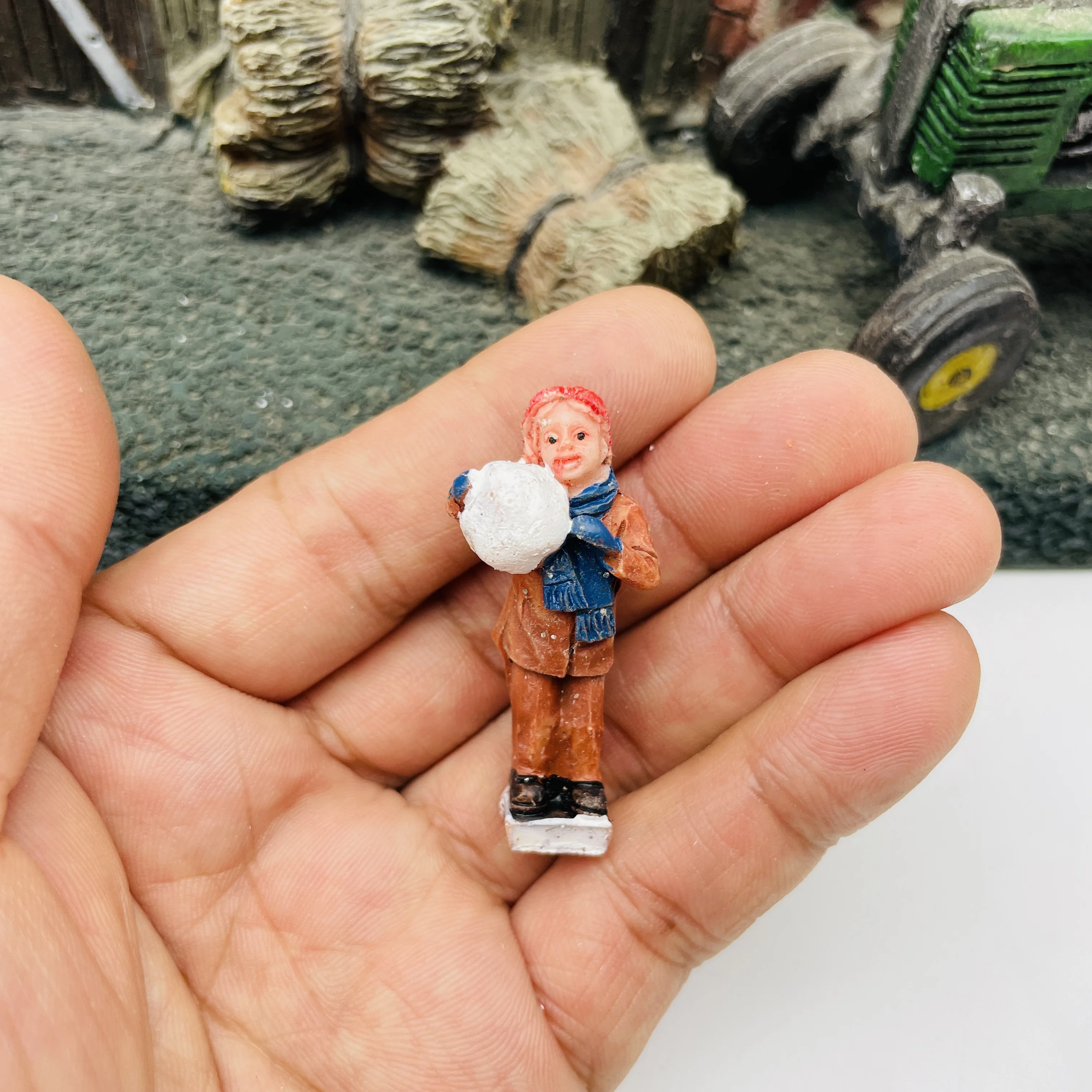 

Миниатюрная фигурка из смолы