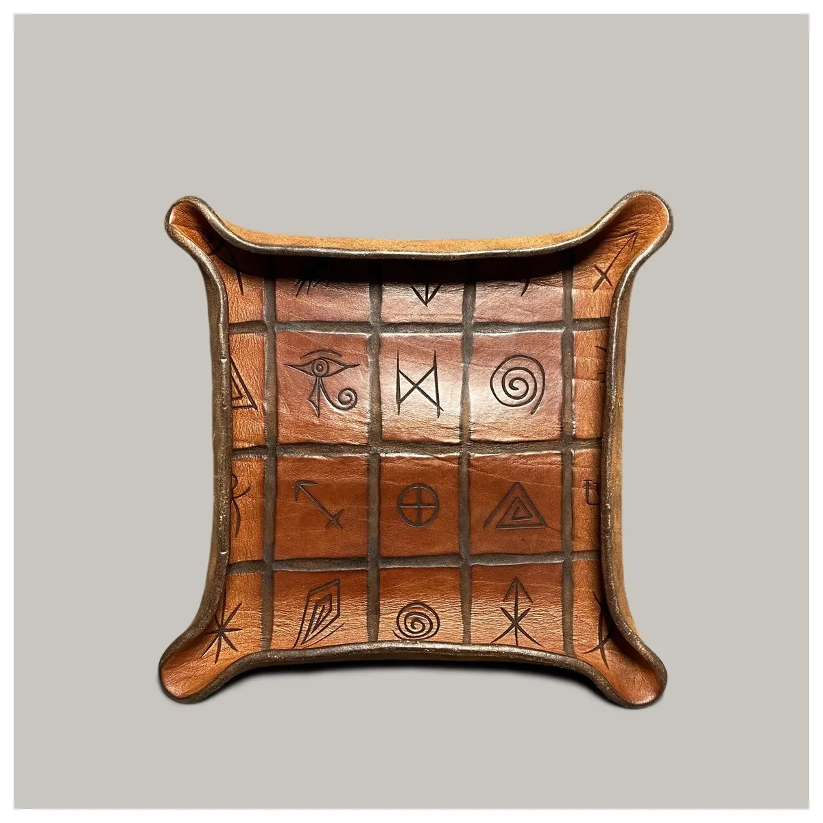 

Ретро очень толстый поднос из воловьей кожи с морской резьбой, офисный настольный поднос для хранения всякой всячины, поднос для хранения ювелирных изделий, мебель ручной работы