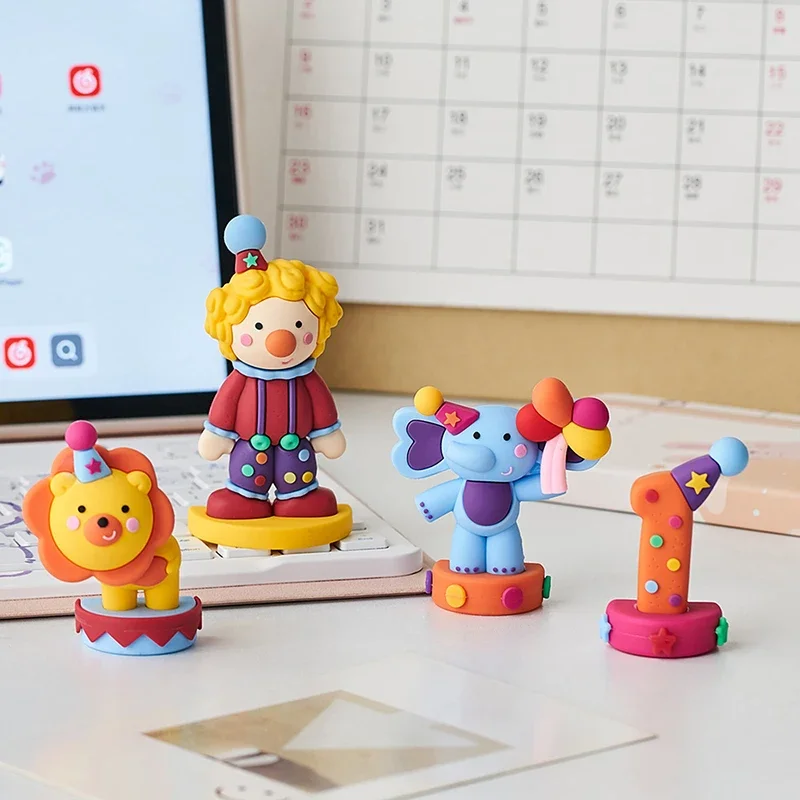 Очаровательные художественные цирковые клоуны с орнаментом. Миниатюрные