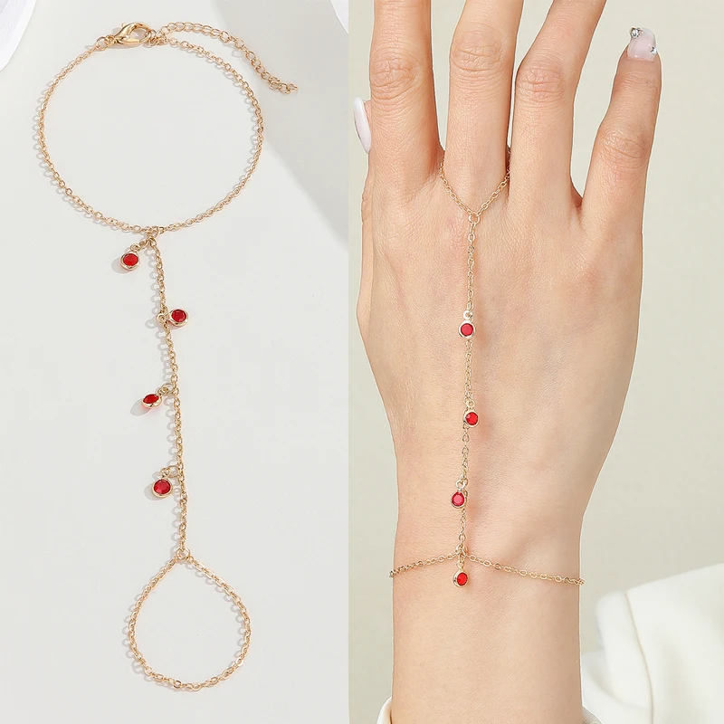 Женский браслет в стиле бохо с кисточками