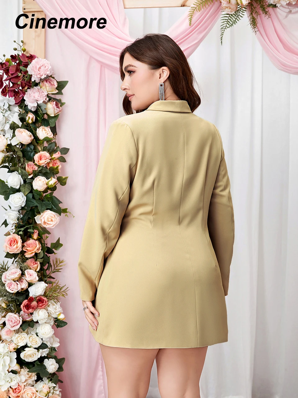 Женский блейзер в офисном стиле с поясом