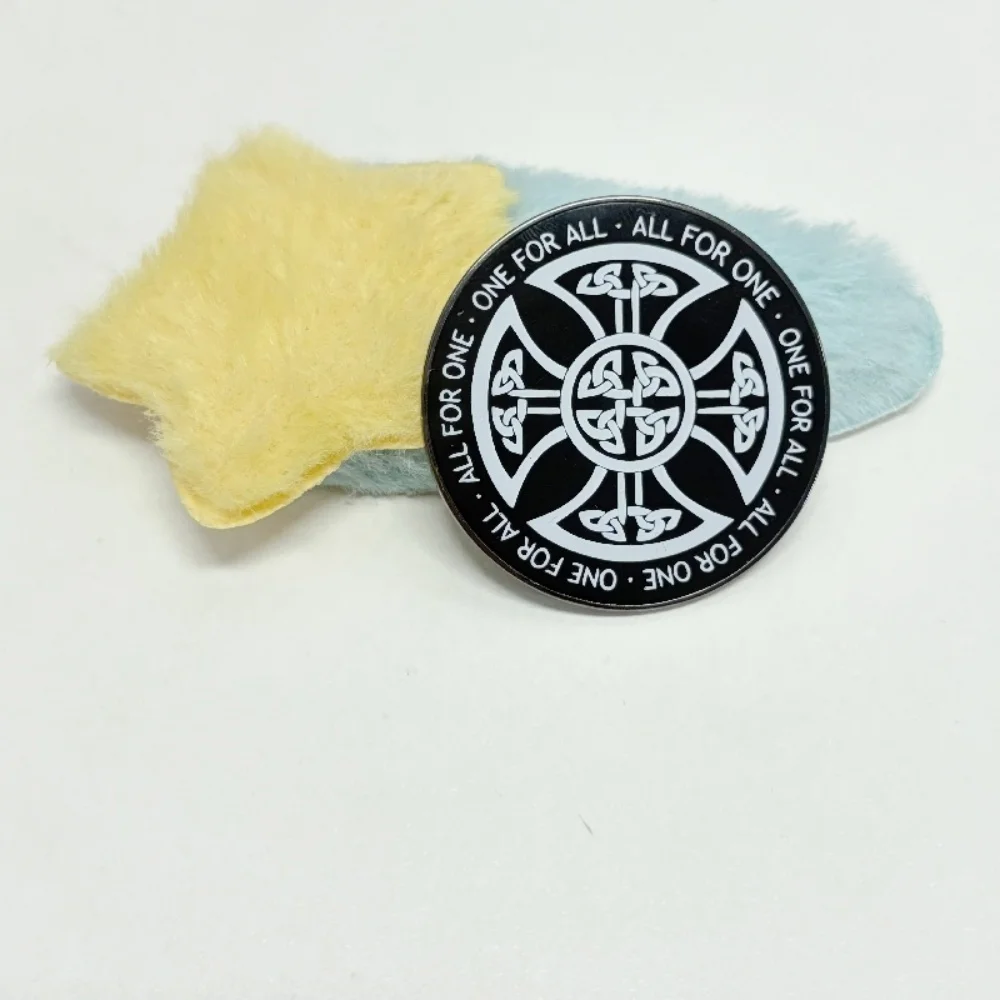 Брошь с логотипом Shaman