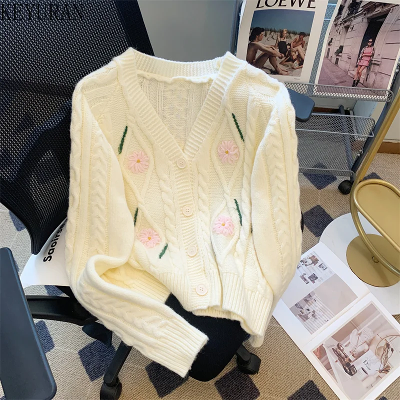 

Свитер женский трикотажный на пуговицах с цветочной вышивкой