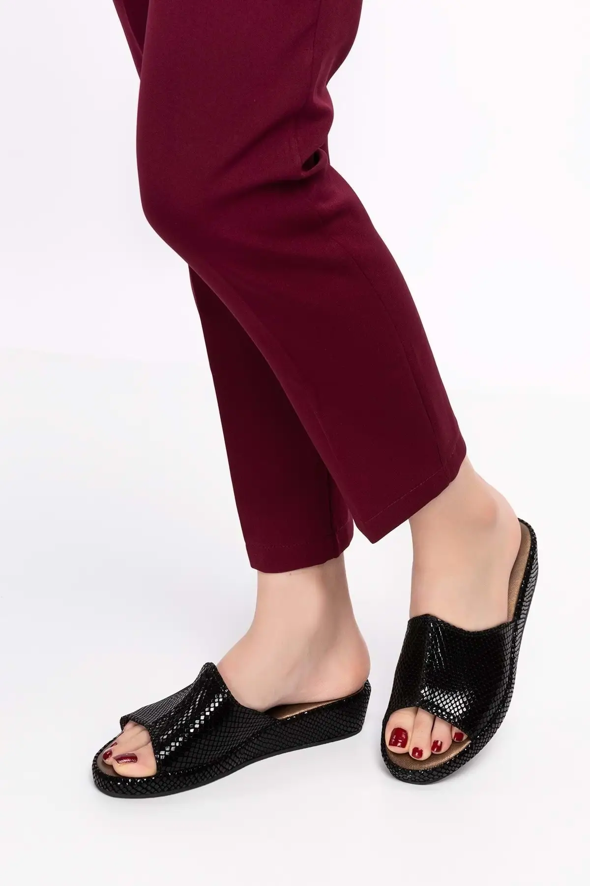 

Женские модные домашние тапочки из натуральной кожи Mik.60-черная Сотовая-36