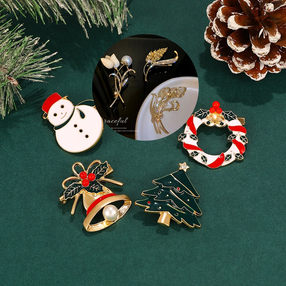 

Christmas Brooch Xmas Oil Dripping Snowman Bell Garland Corsage Santa Claus Christmas Tree Collar Pin Brooches for Women Men