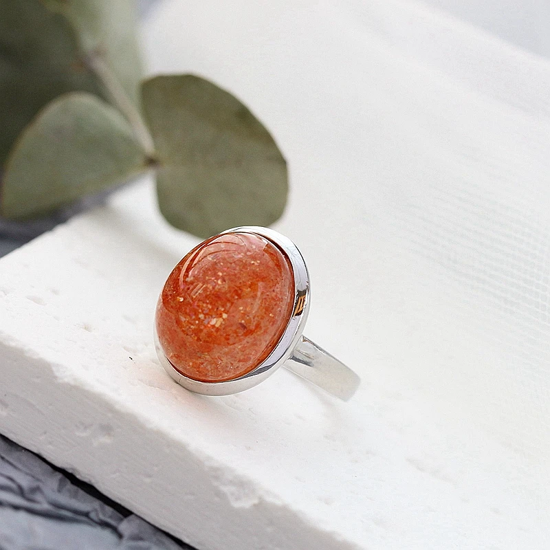 Оригинальное женское серебряное кольцо инкрустированное натуральным