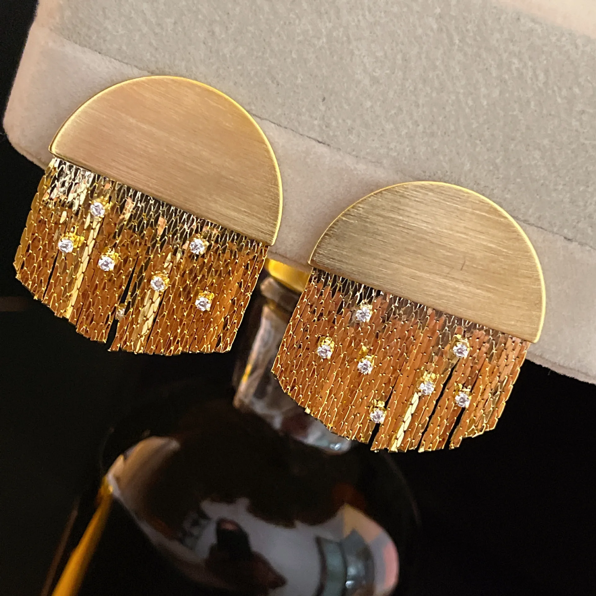 

Niche high-end atmospheric metal airflow Sue earrings electroplated fashion earrings