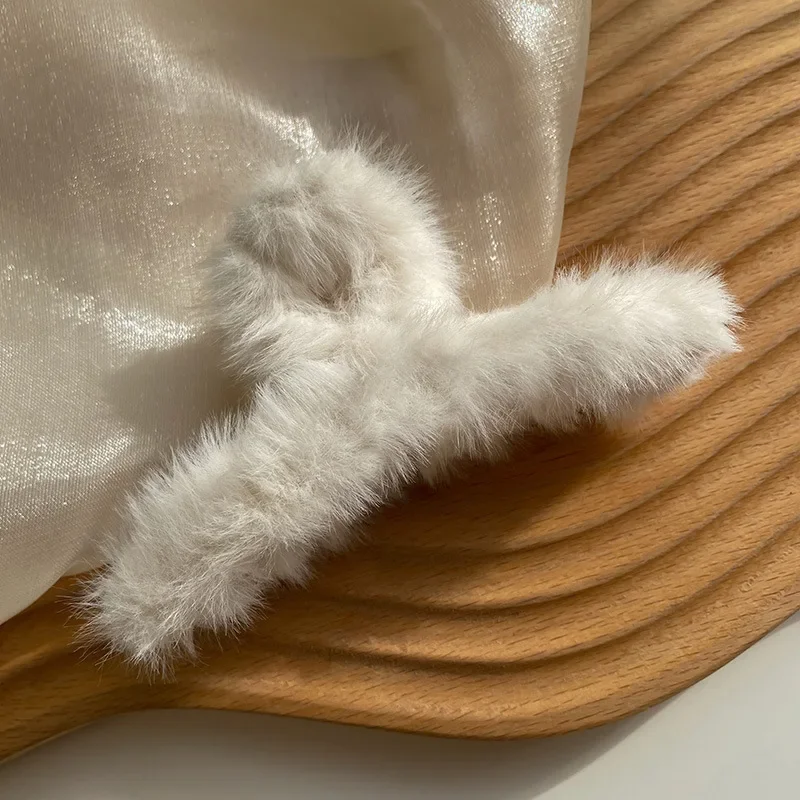 Рисунок 6 - Женская плюшевая заколка для волос на осень и зиму