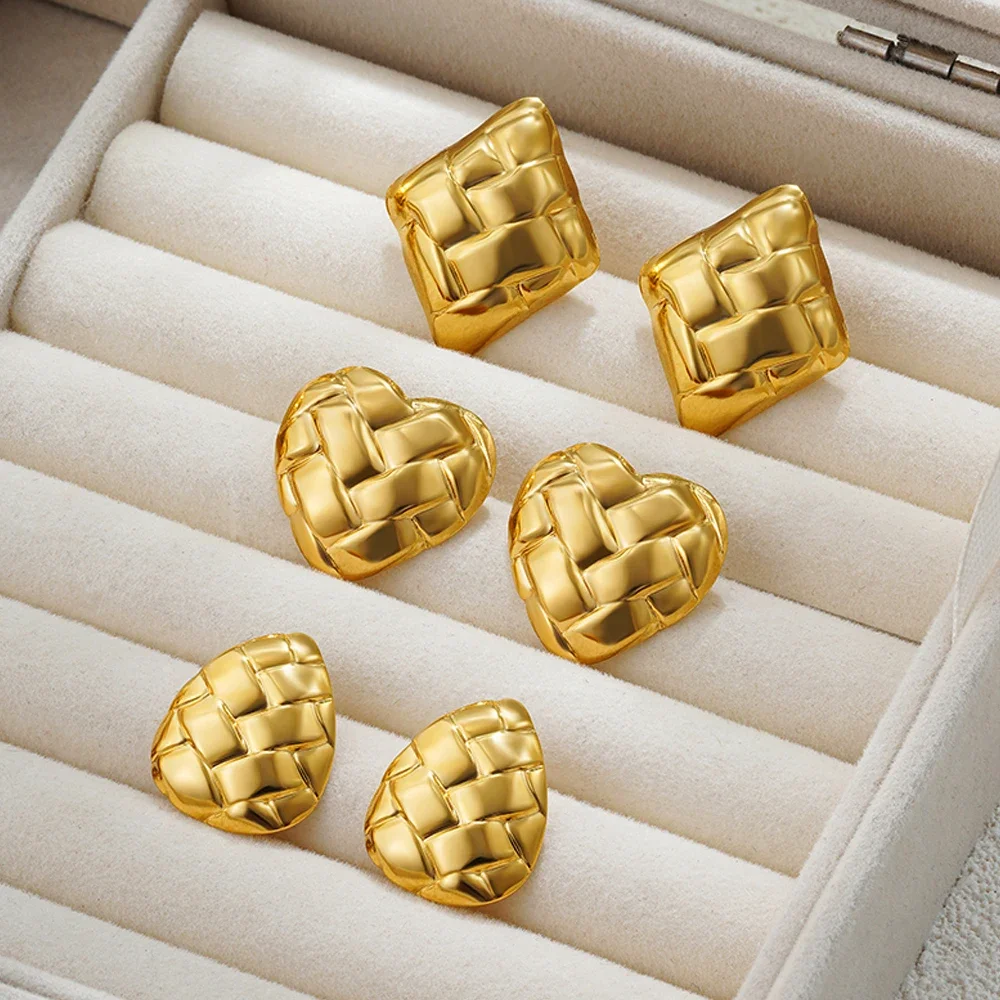 Необычные геометрические массивные серьги-гвоздики в форме сердца с пухлыми