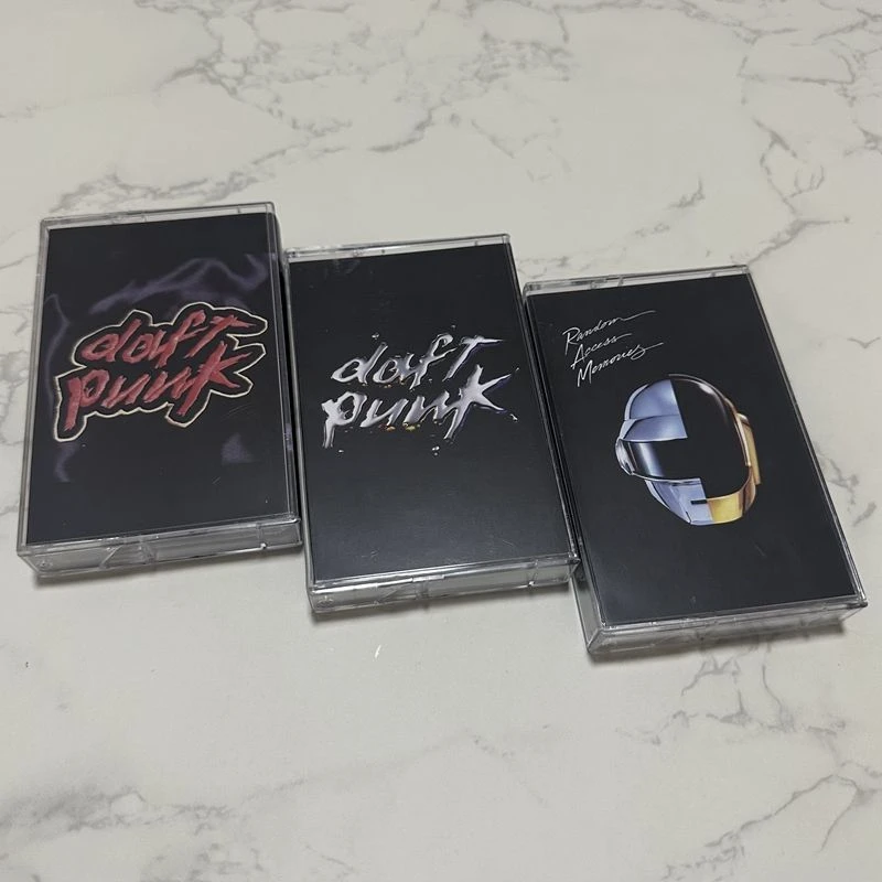 Фото Коллекция музыкальных кассет DJ Daft Punk: альбомы Random Access Memories, Discovery, кассеты для косплея, рекордеры, автомобильные Walkman, саундтреки, коробки-коллекции №1