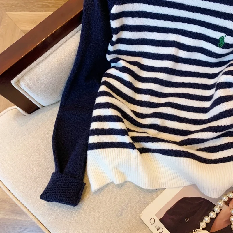 Женский свитер с вышивкой пони в полоску и рукавами реглан темно-осенний