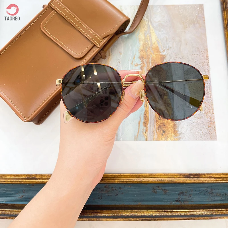 

Очки солнцезащитные женские в круглой металлической оправе с защитой UV400