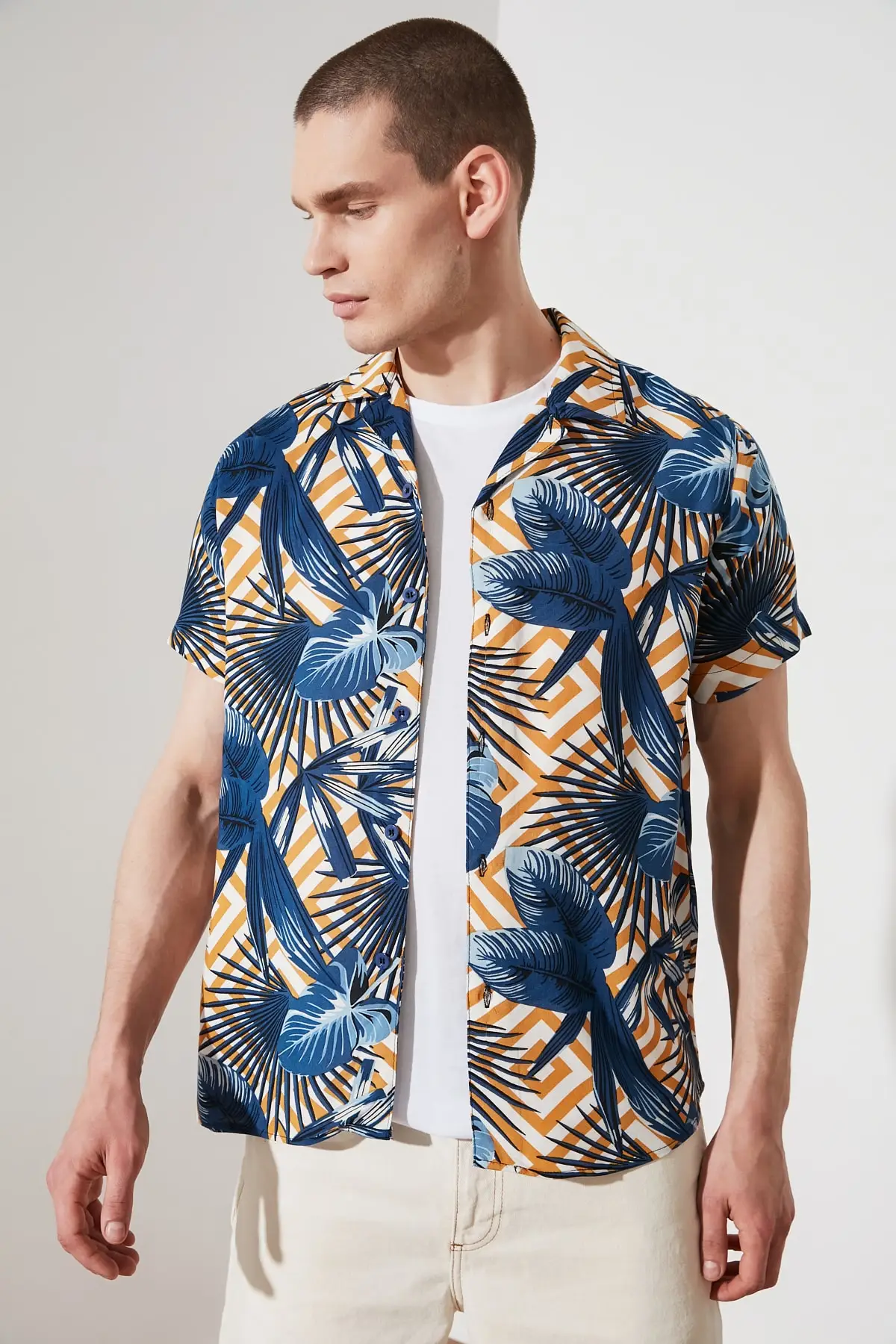 

Мужская рубашка с коротким рукавом, с воротником-стойкой