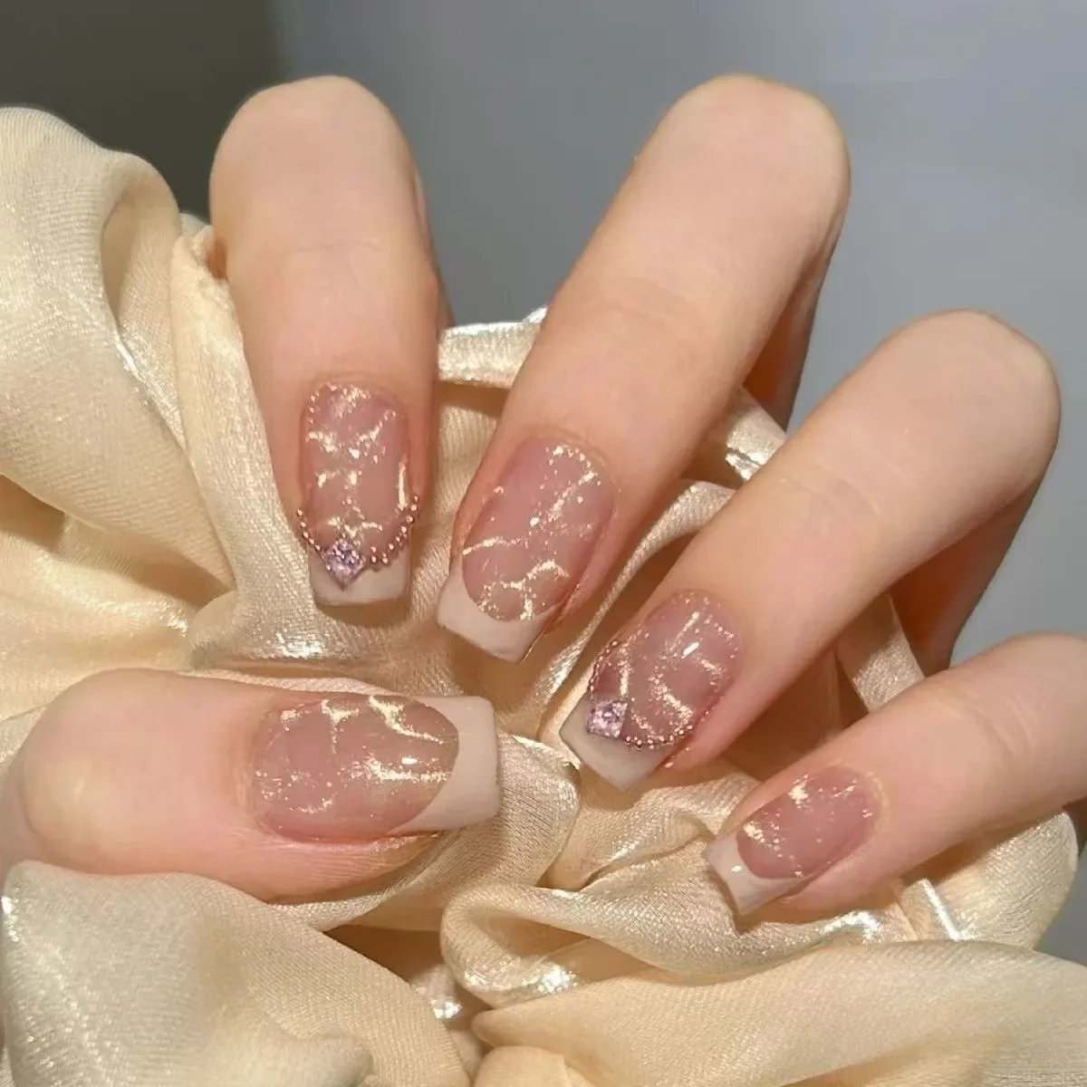 Нажмите на ногти ручной работы рябь воды кошачьи глаза телесный цвет нежный