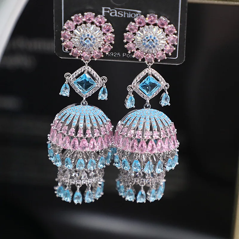 Блестящие яркие темпераментные серьги-колокольчики