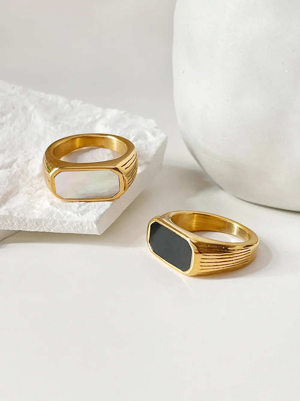 

New Niche Retro White Black Ring for Women Mother Pearl Stainless Steel Ring Geometric French Temperament Shell Female Jewelry