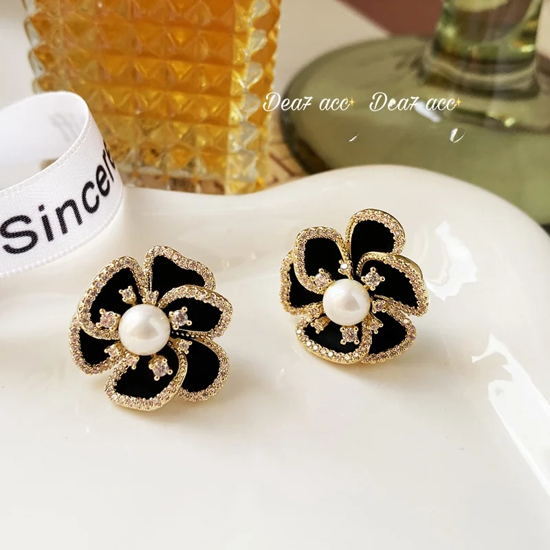 Серьги-гвоздики French sle Hepburn Sle с черной глазурью и бриллиантами жемчугом камелией