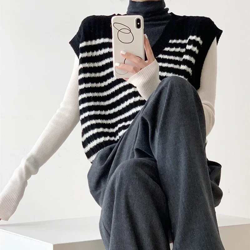 Короткий жилет в полоску женский укороченный зимний свитер на пуговицах черные