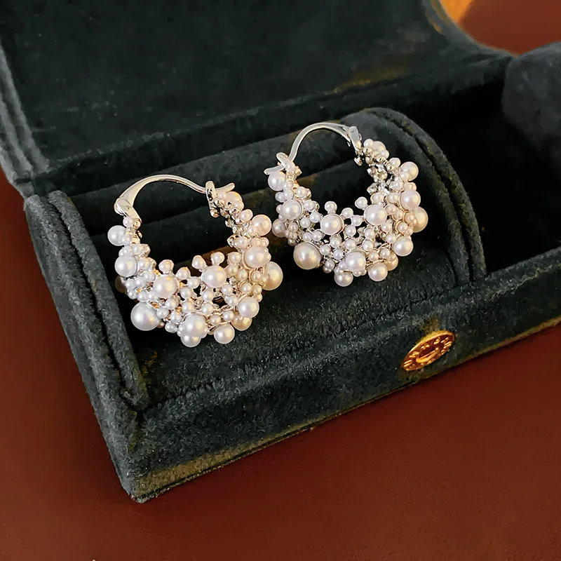 Ассиметричные металлические жемчужные серьги в европейском и американском