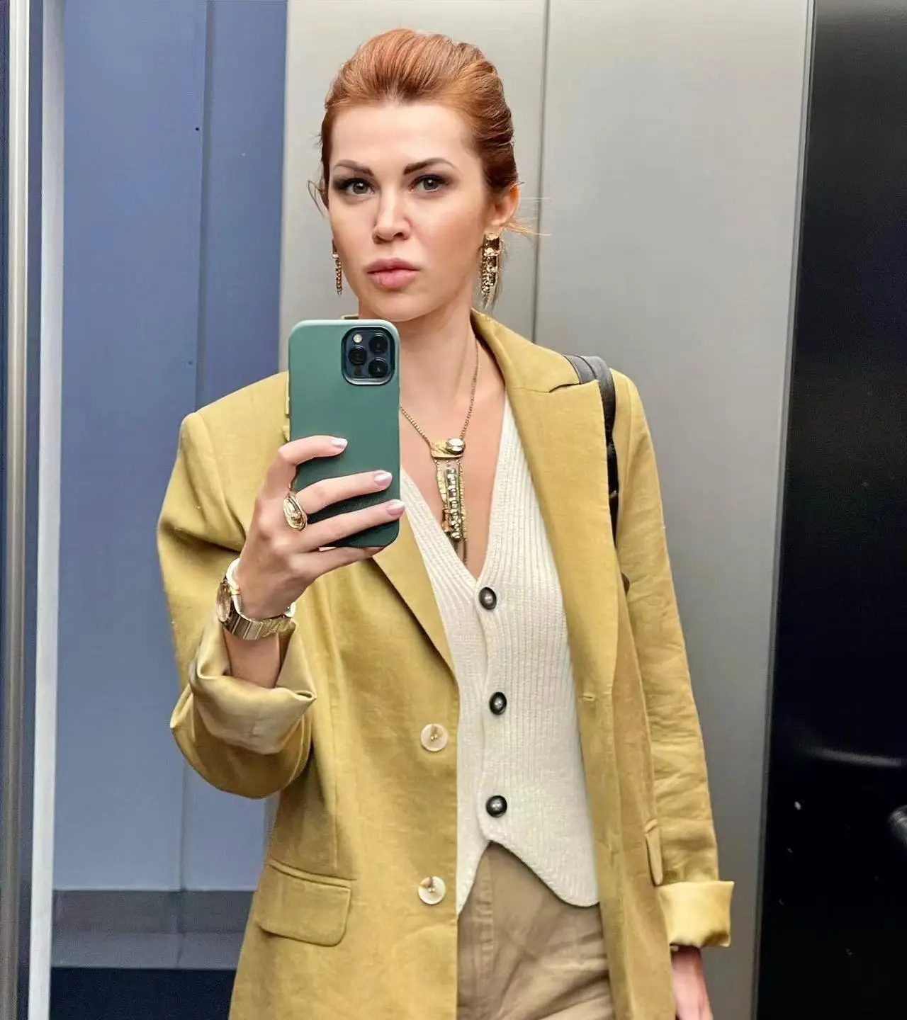 Женский трикотажный жилет без рукавов повседневный белый офисный кардиган для