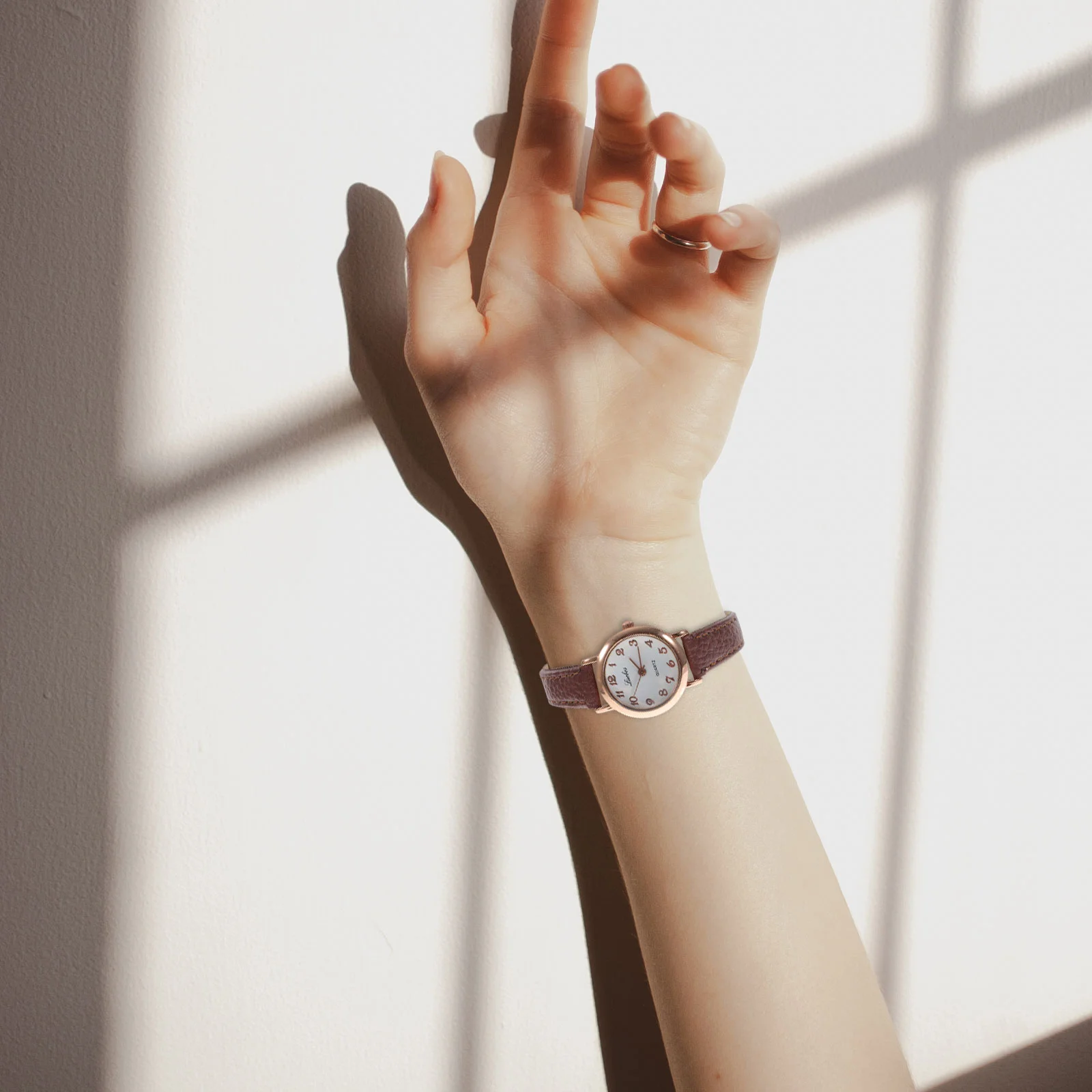 Женские часы Простые стильные маленькие настольные с цифровым циферблатом для