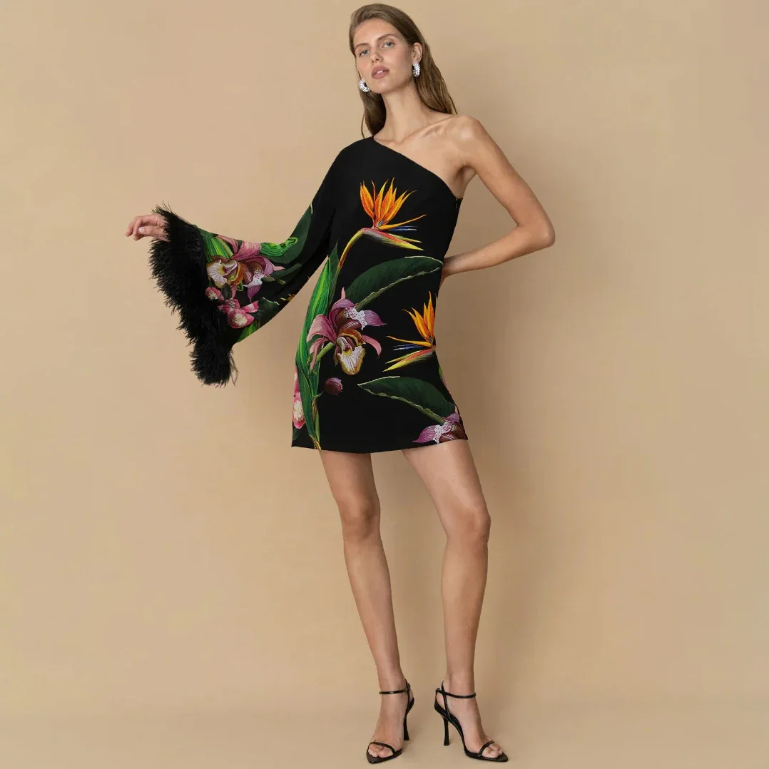 Платье FLAXMAKER на одно плечо с цветочным принтом и рукавами перьями
