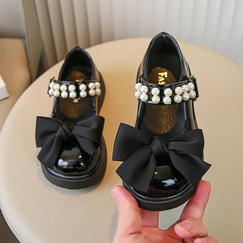 Детская модная черная кожаная обувь с жемчужными цепочками и бантом, милая девушка, Мэри Джейн, новинка 2023, Детская универсальная Свадебная обувь для вечеринок