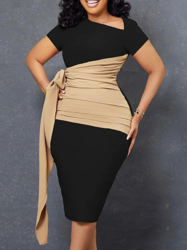 Сдержанное женское элегантное вечернее платье с поясом и складками в стиле