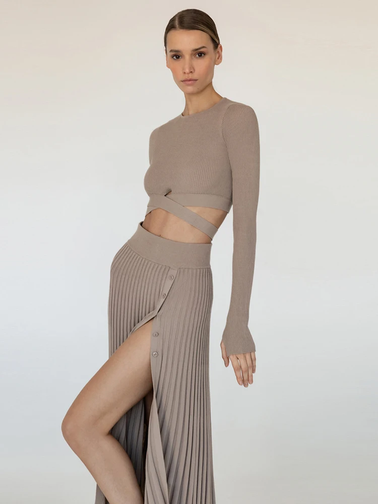 

Женский трикотажный комплект из двух предметов Taruxy, элегантный белый комплект из топа с длинным рукавом и плиссированной юбки с разрезом, у...