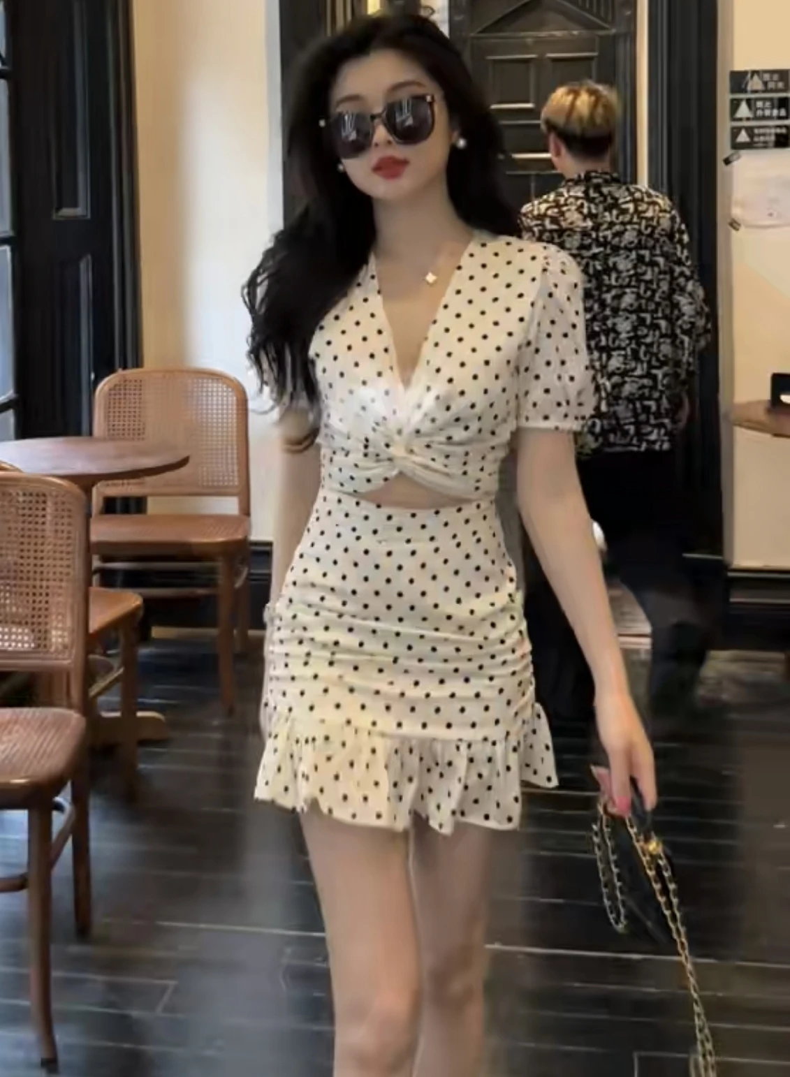 Женский костюм с юбкой в горошек Приталенный топ на бретельках и юбка оборками из