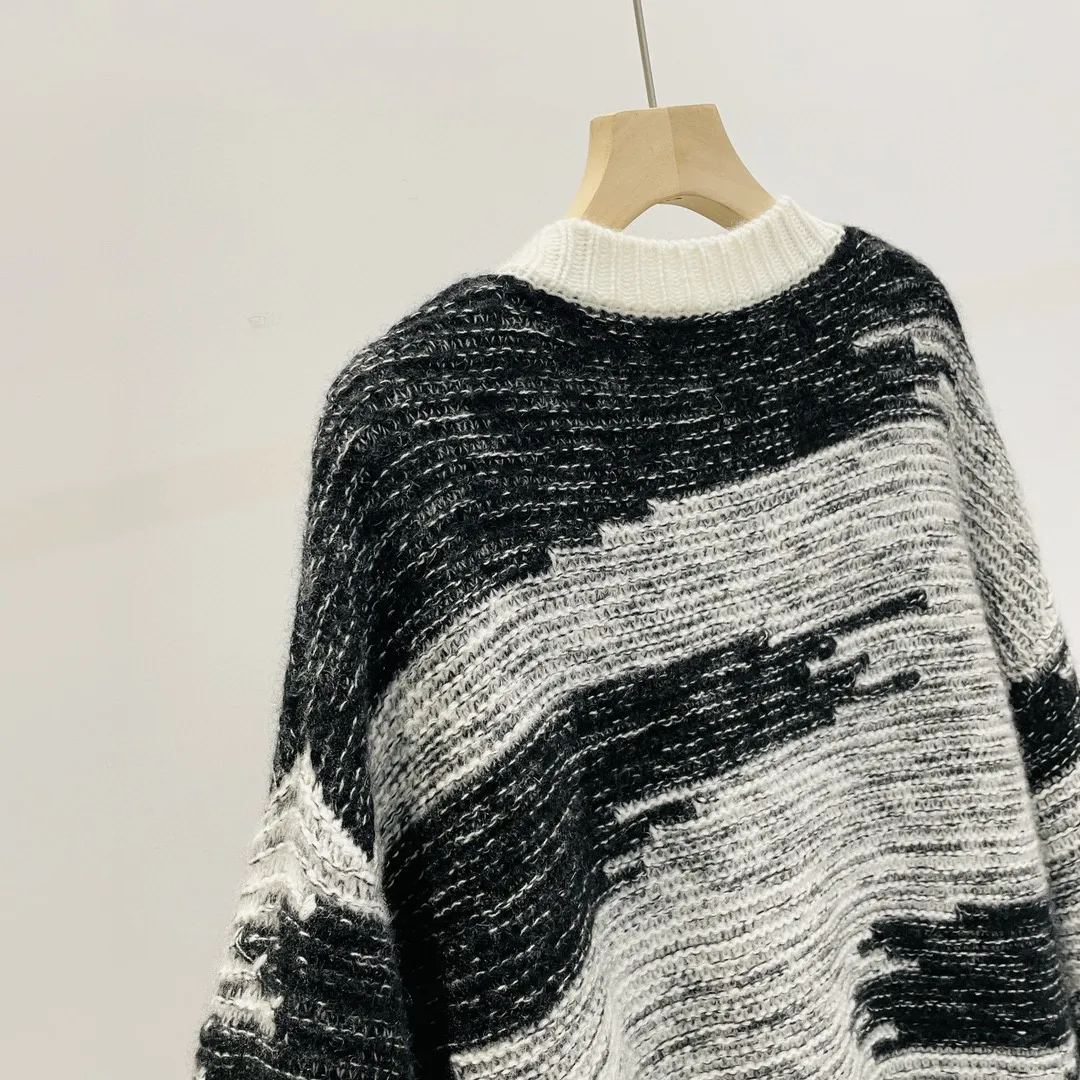 Рисунок 2 - Женская одежда, модный простой свитер с градиентом