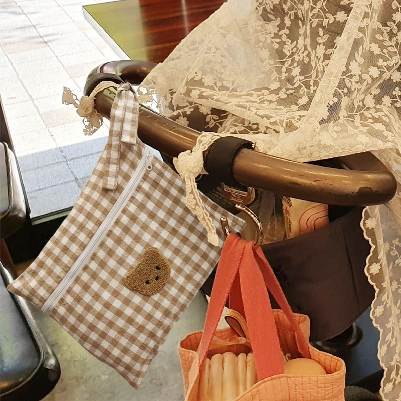 

Сумка для мамы, клетчатая сумка для подгузников с рисунком коричневого медведя, подвесная прикроватная сумка для детской коляски, для хране...