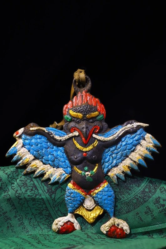 

Antique copper body, pure hand hammering, carving, roc bird, golden wing, large carving, old weapon base, bodhi root, hand pain