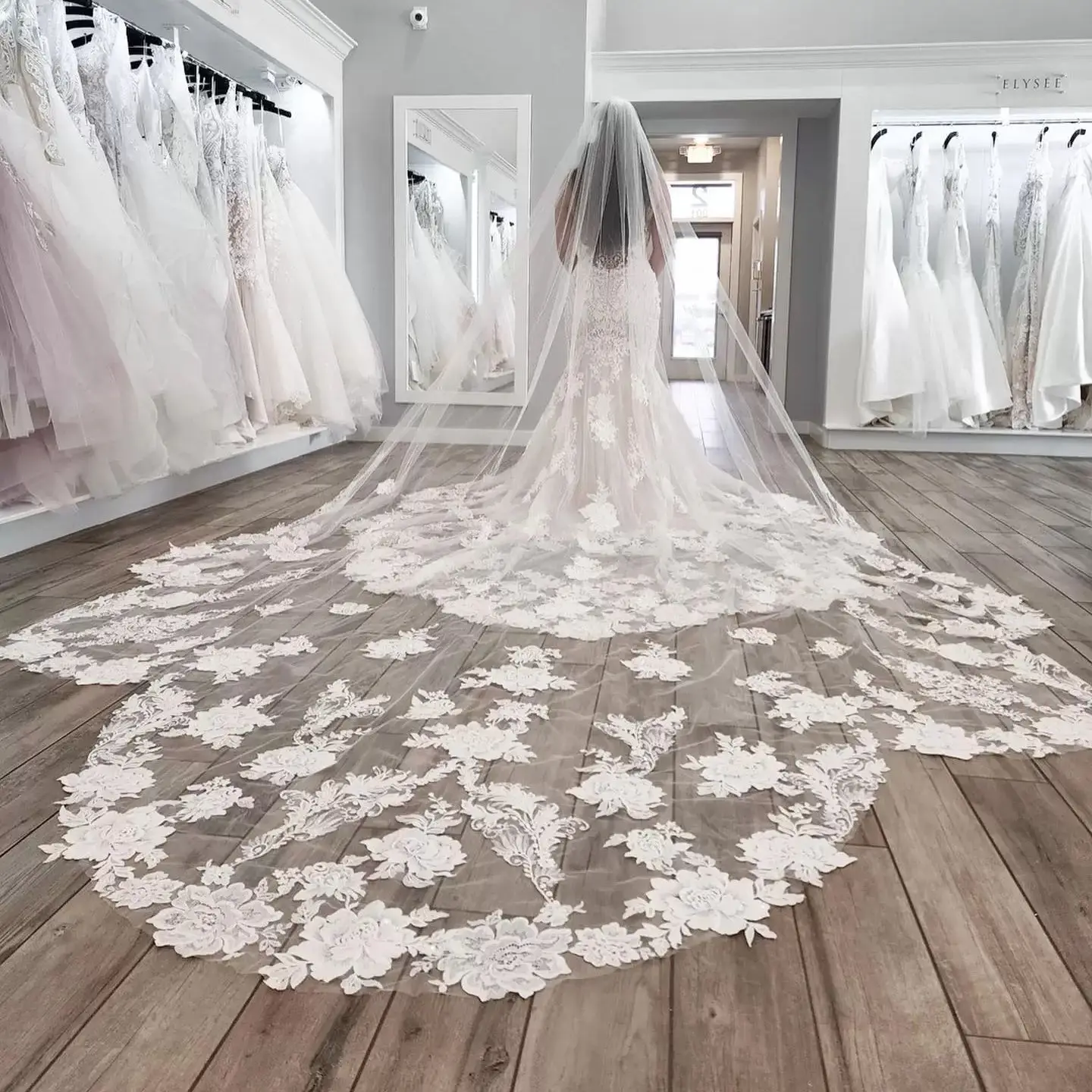 

Romantic Wedding Lace Cathedral Veil 2023 White Or Ivory One Layer Decoration Bridal Veils With Comb Floral Applique