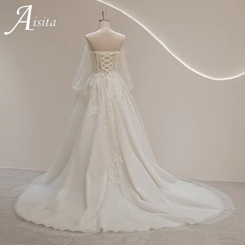 Свадебное платье невесты с открытыми плечами и длинными рукавами по