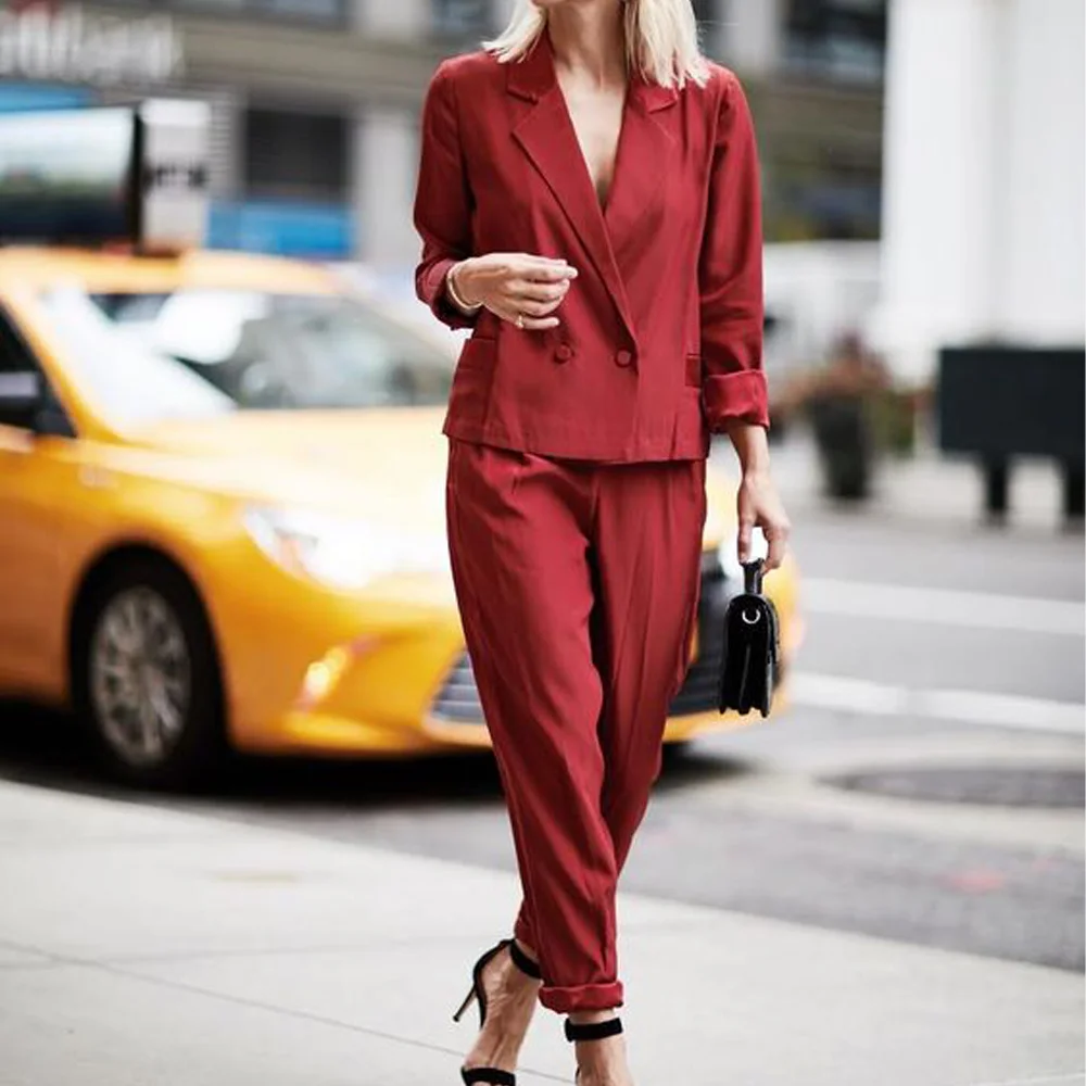 Костюм женский из двух предметов с двубортным поясом