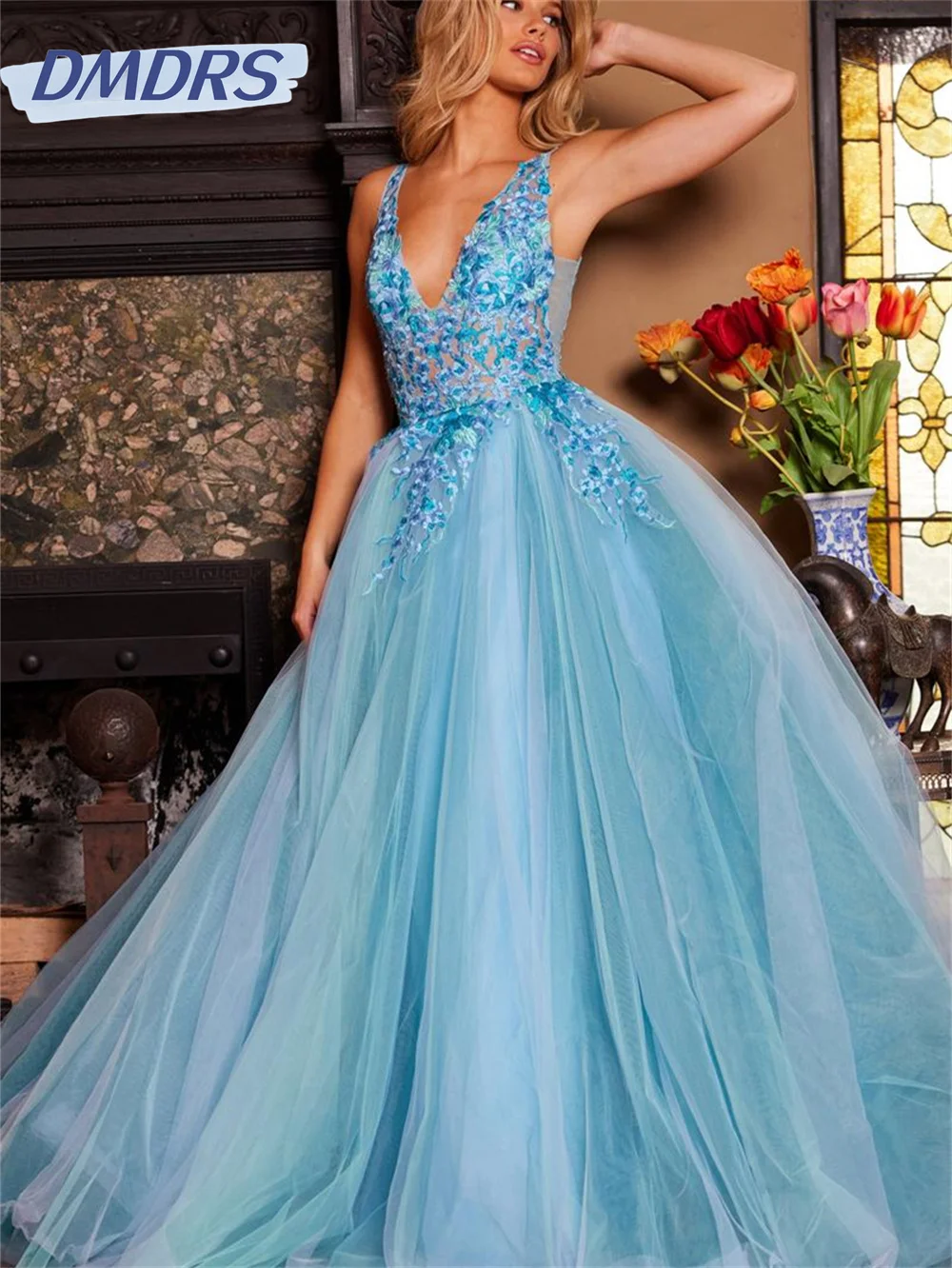 Классическое вечернее платье с глубоким v-образным вырезом 2024 элегантное