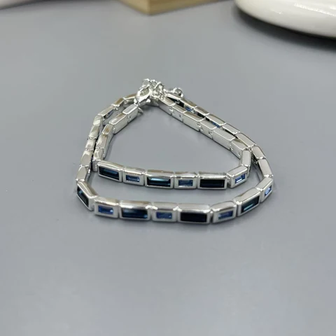 Серебряное ожерелье с цирконом
