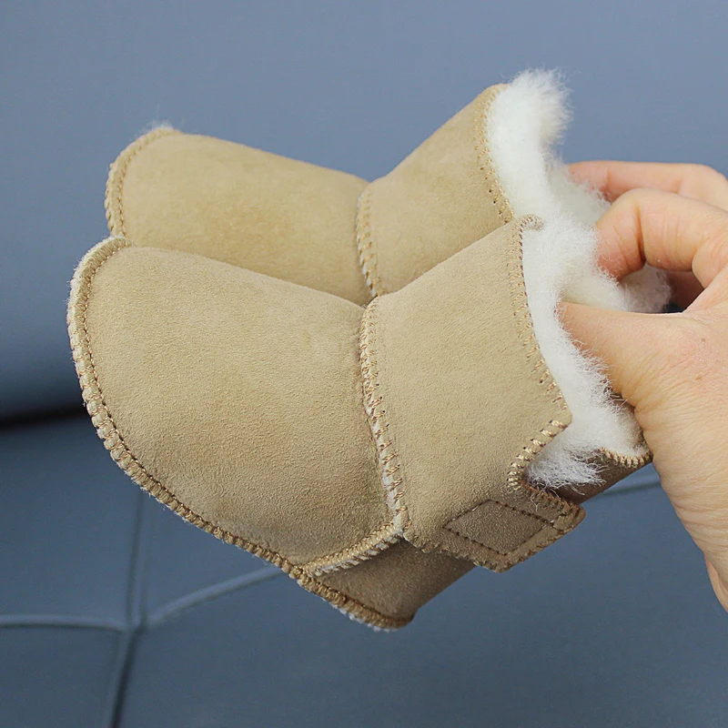 Новые подлинные кожаные зимние сапоги со шнурком на липучке с мехом детские для малышей первые шаги.