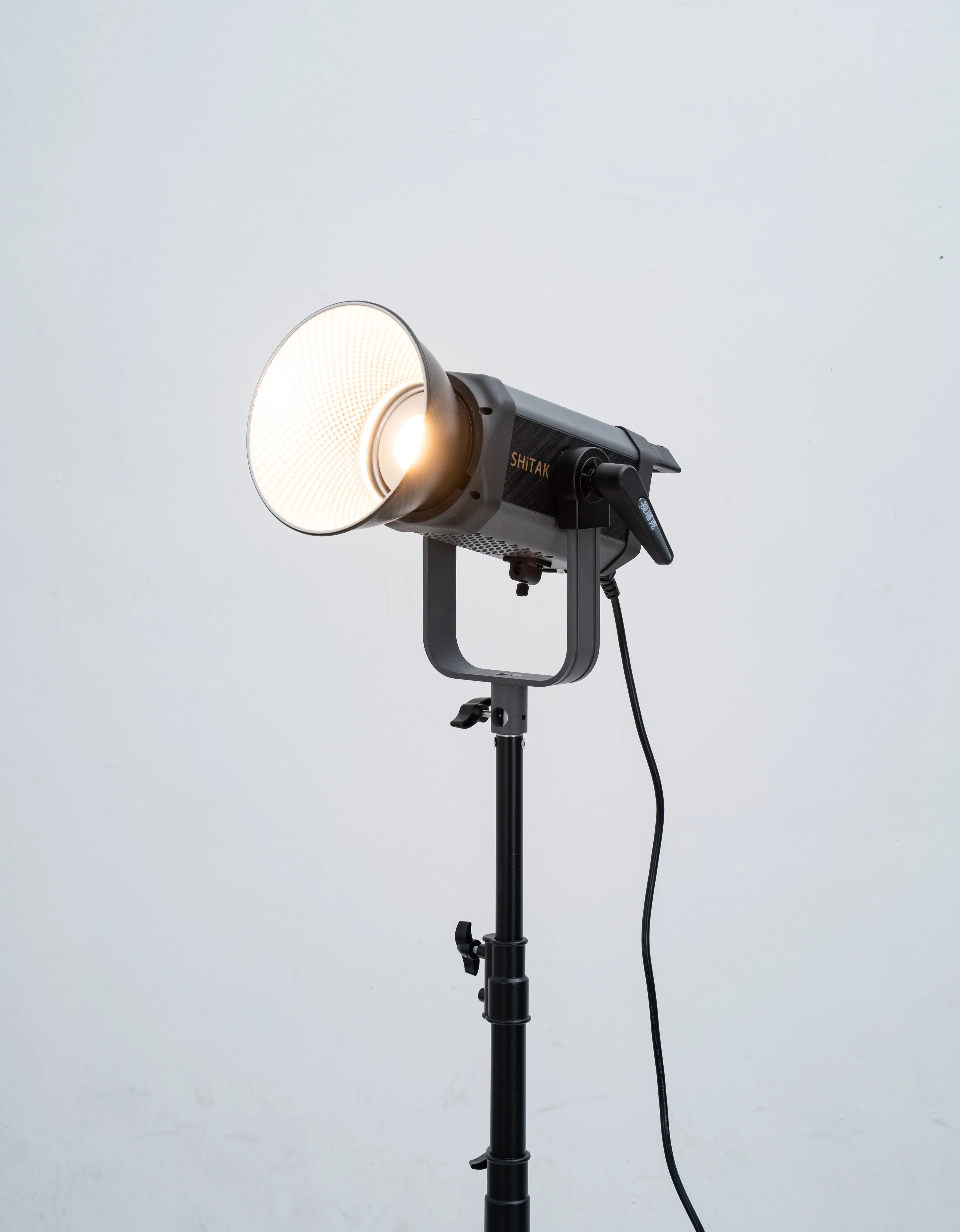 Фото Отличное оборудование для прямых трансляций Good FC-300BI 300W: универсальная система для фото- и видеосъемки, игр и онлайн-трансляций. №2