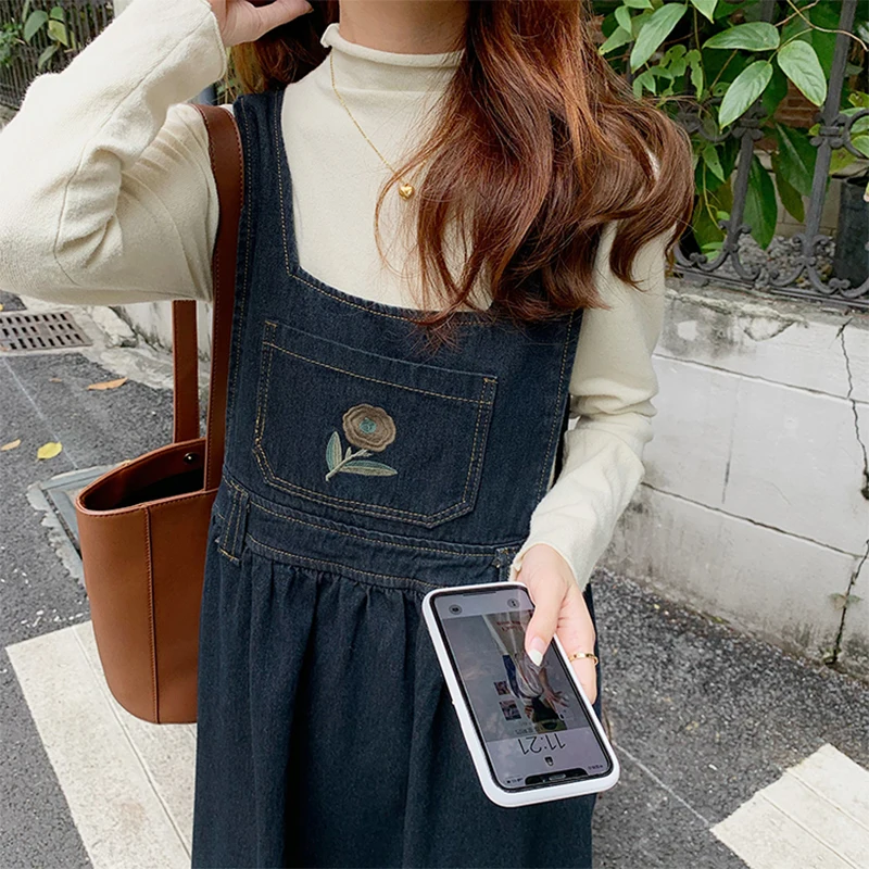 Джинсовое платье с цветочной вышивкой демисезонное свободное платье-трапеция