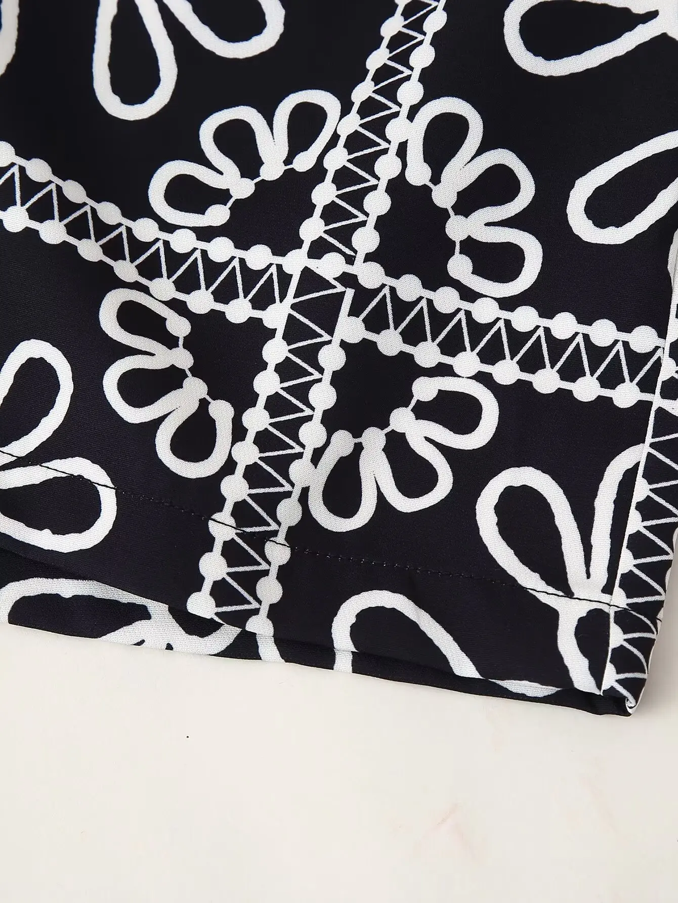 Брюки женские короткие черно-белые с принтом на молнии сбоку