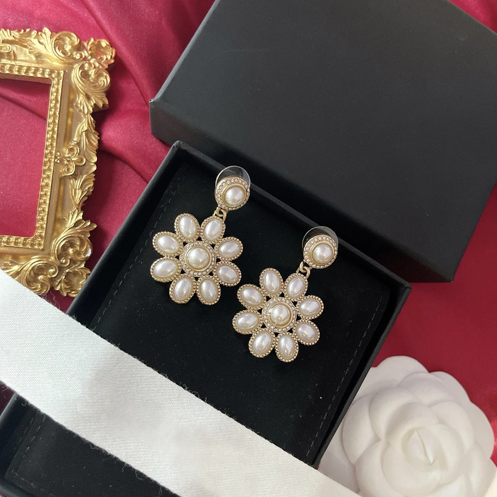 

Chevalier d'Eon NEW Gold Female Jewelry Flower Pearl Earrings Water Drop Pearl Design Wedding Party Jewelry For Women