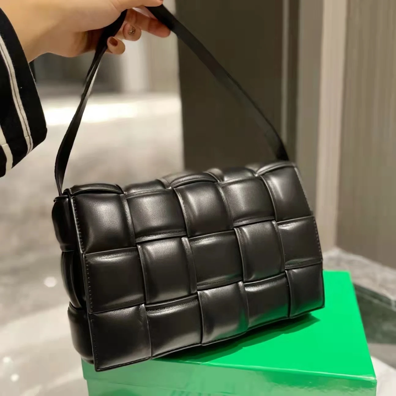 

Luxury fashion classic woven leather triangle adjustment buckle ladies shoulder bag B designer messenger bag handbag purses