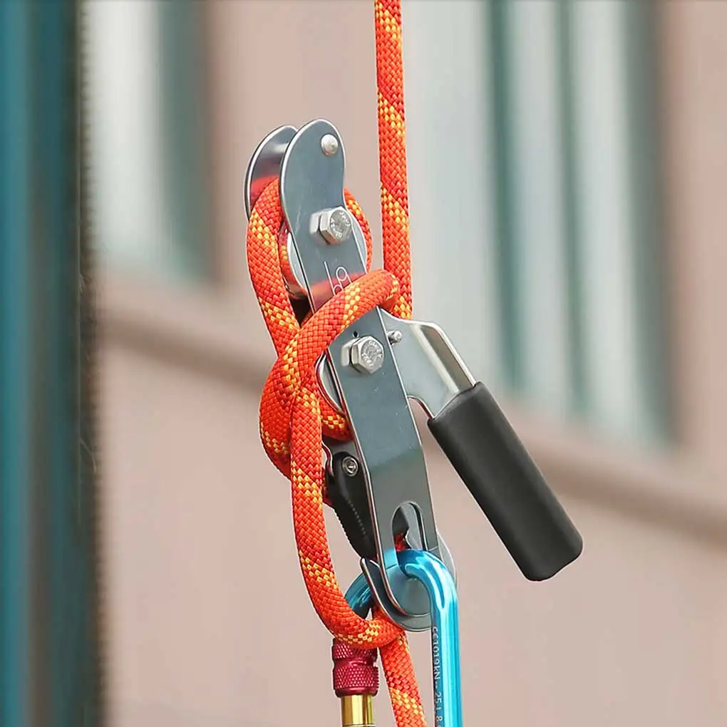 

Спусковое устройство для скалолазания на открытом воздухе