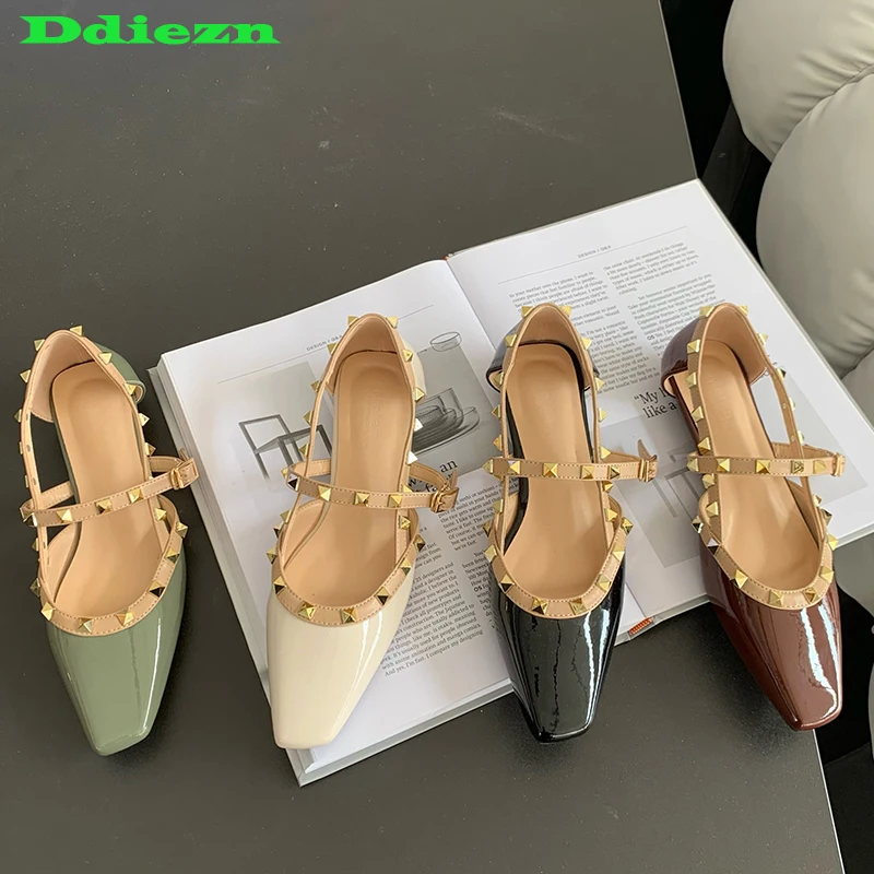 

Сандалии женские с квадратным носком, туфли на плоской подошве, роскошные повседневные шлепанцы с ремешком сзади, с заклепками, лето 2023