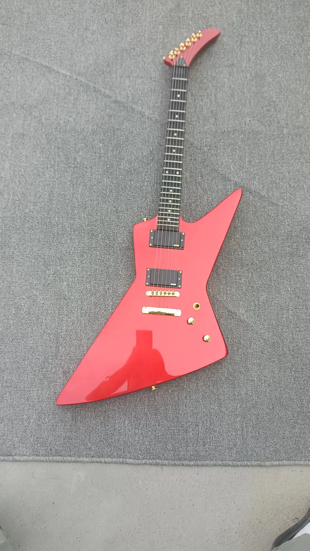

Special integrated electric guitar, metal red, EMG pickup, LP bridge, gold accessories, real factory pictures, can be modified a