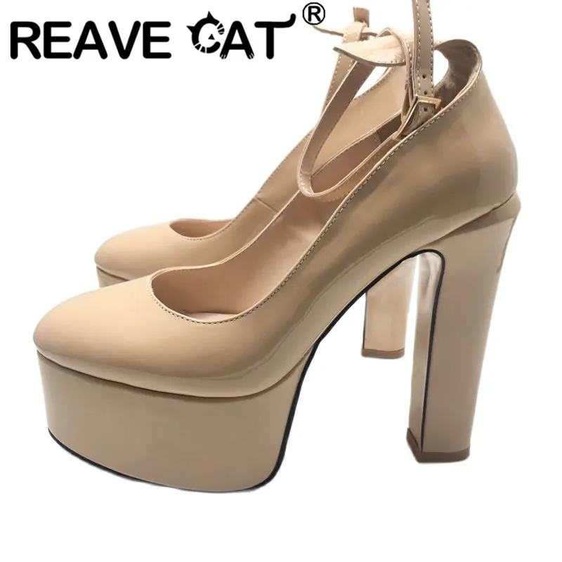 

Женские туфли из лакированной кожи REAVE CAT, туфли-лодочки с круглым носком и ремешком на блочном каблуке, однотонные привлекательные свадебны...