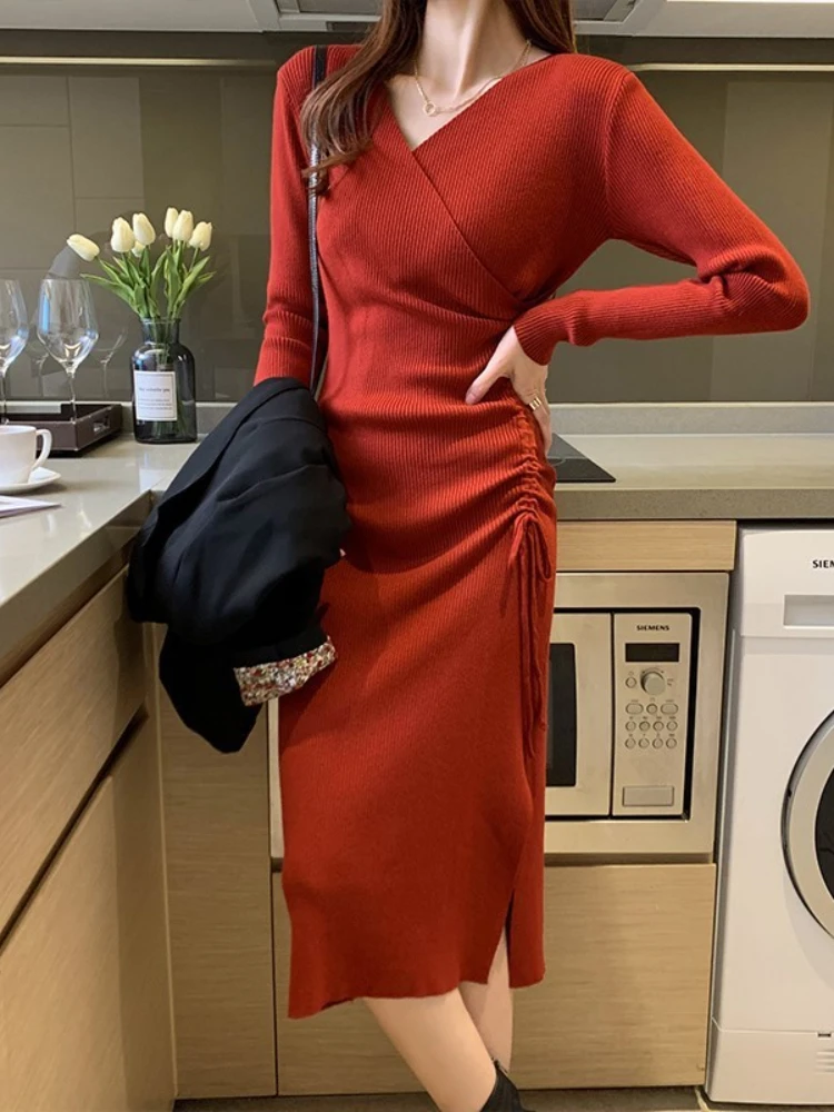 

Платье женское осенне-зимнее трикотажное с V-образным вырезом