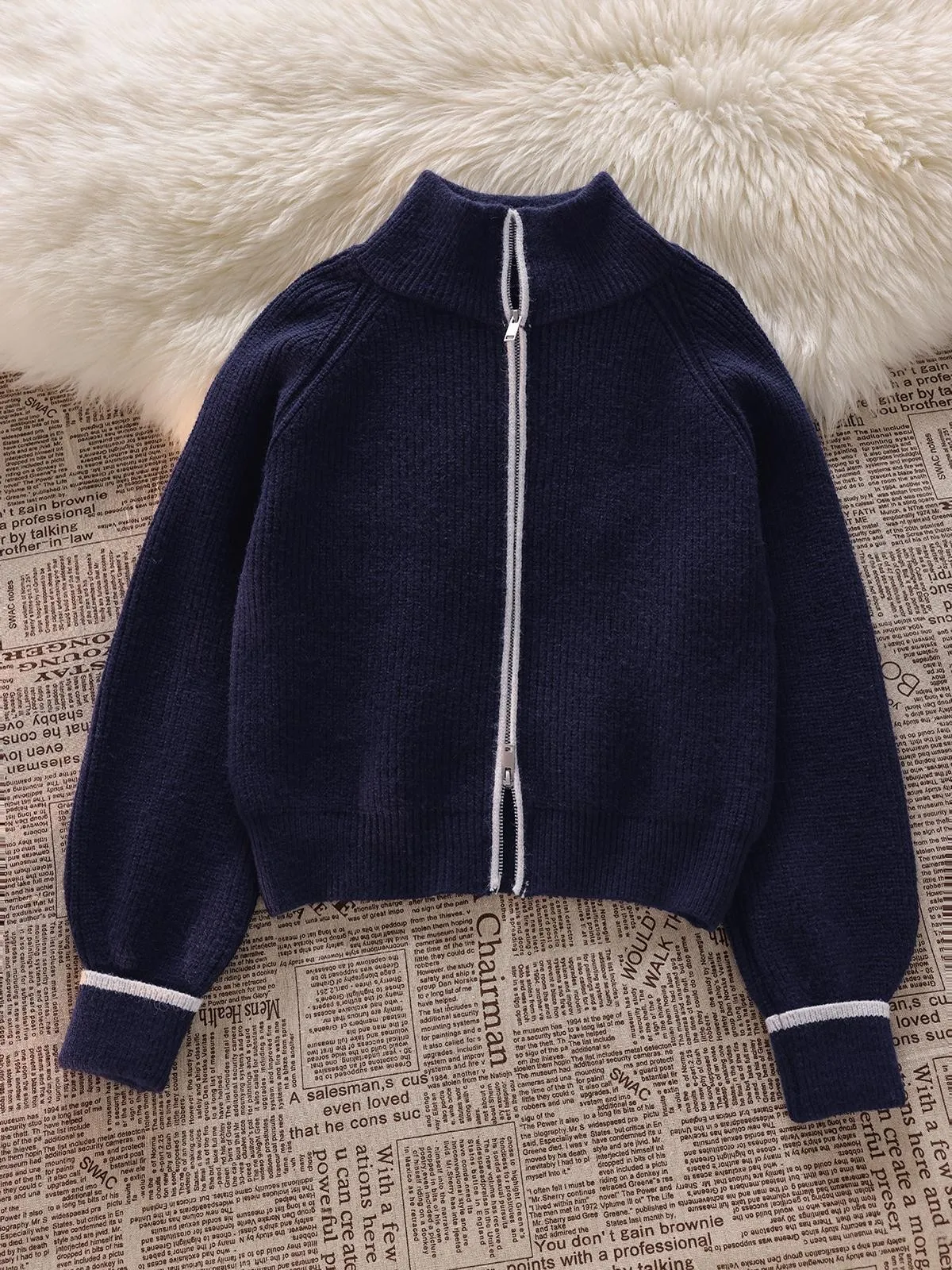 Просто закрыть глаза и ввод! Темперамент плюс очки! Темно-синий свитер на молнии